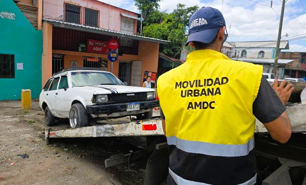 AMDC: Inicia “Operación Chatarra” retiro masivo de vehículos abandonados