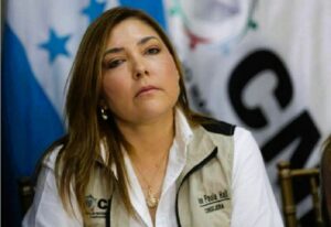Ana Paola Hall oficializa su renuncia al CNE en medio de crisis institucional