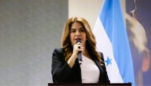 Cossette López convoca sesión urgente del CNE