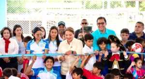 Xiomara Castro inaugura la cancha número 80