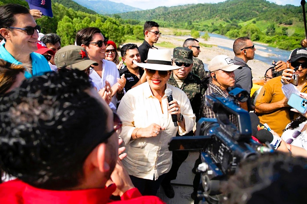 Xiomara Castro inspecciona avance del puente Manacal