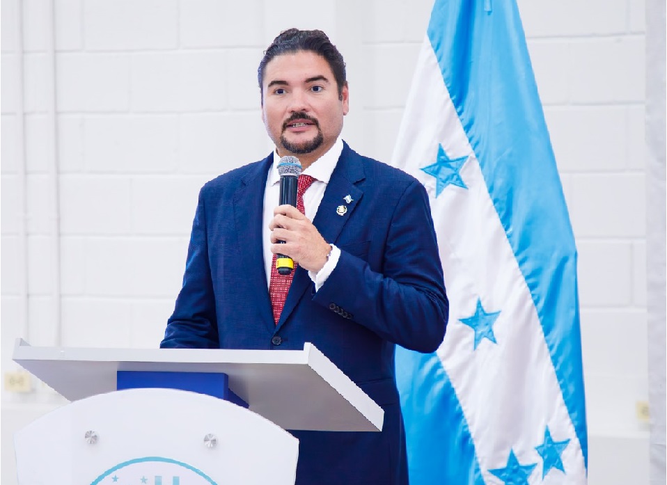 Canciller Bú minimiza renuncia de Antonio García