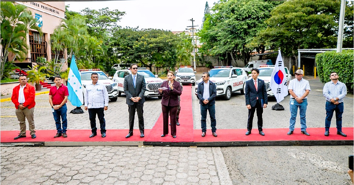 Xiomara Castro entrega ambulancias donadas por Corea
