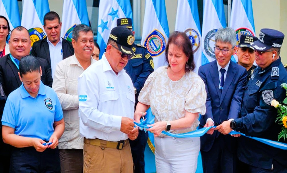 Seguridad inaugura Liceo Policial Bilingüe en Honduras
