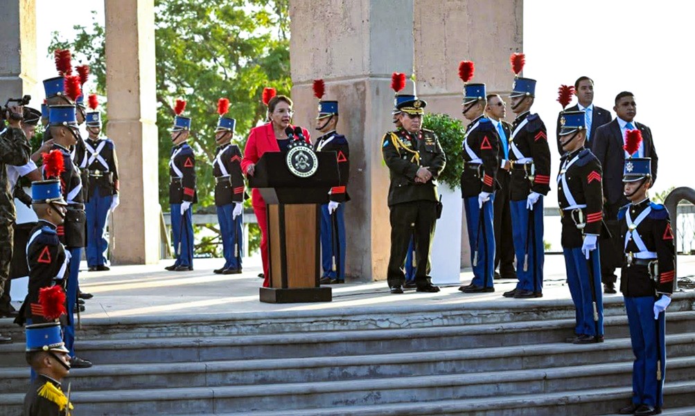 Xiomara Castro enaltece la bandera de Honduras