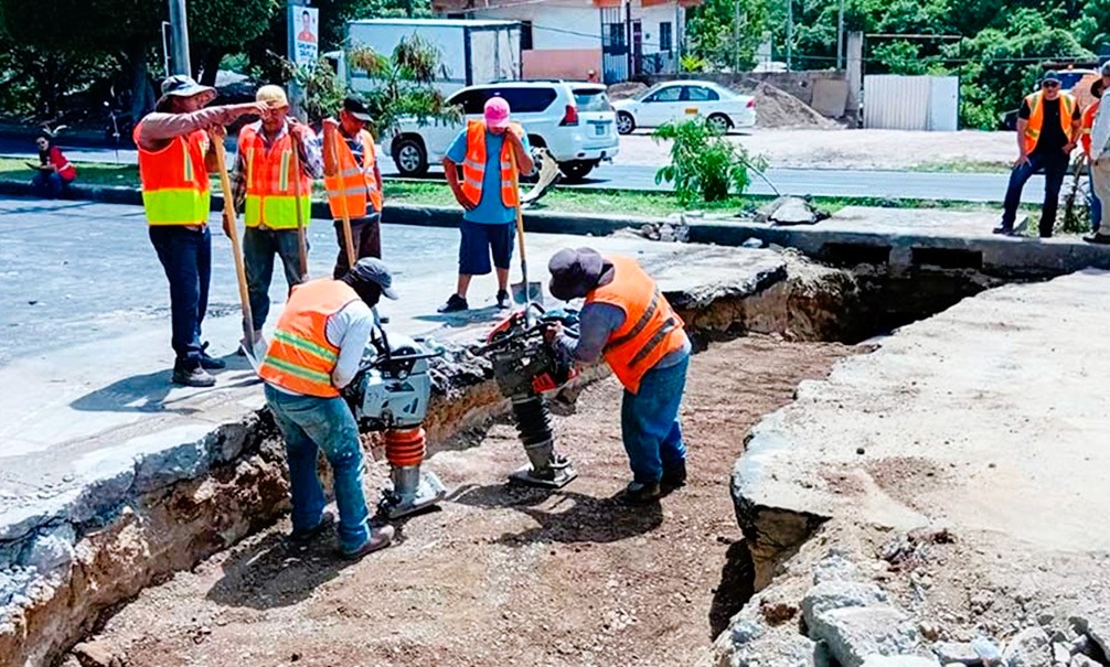 A todo vapor AMDC repara socavón del bulevar Fuerzas Armadas