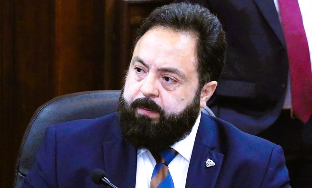 Furia política por viaje de Luis Redondo a la Fórmula 1