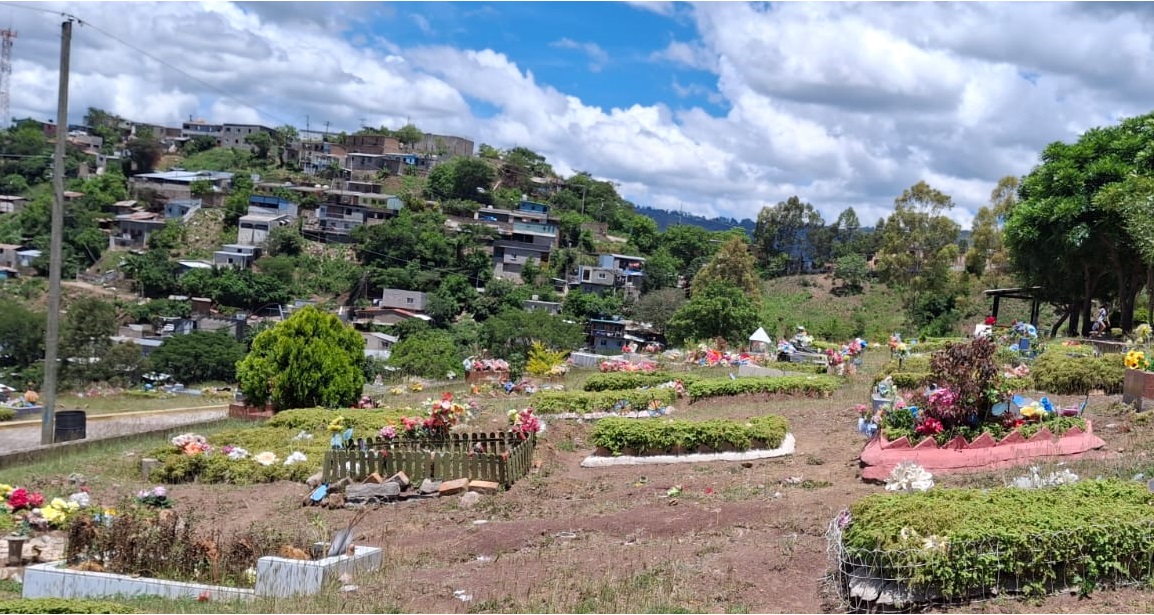 Día de difuntos: Hondureños llegan a cementerios para honrar