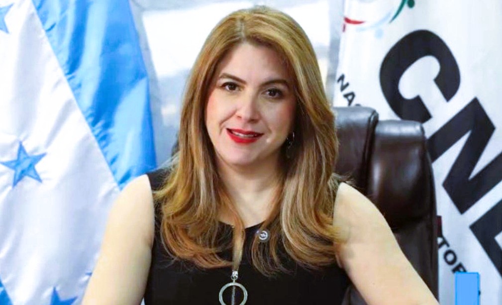 Cossette López afirma que solo conteo completo define ganador