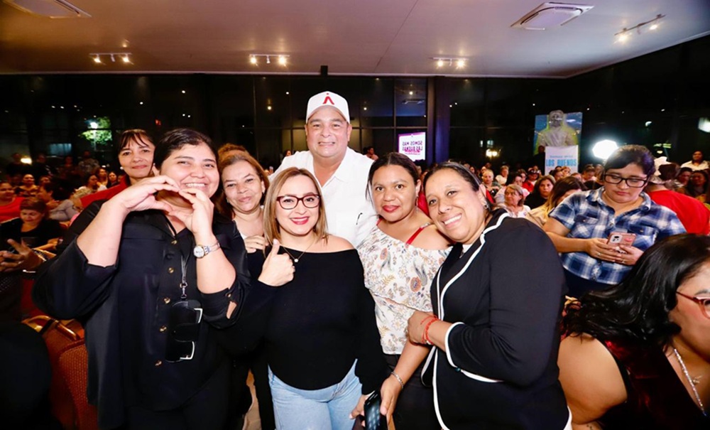 Jorge Aldana comparte visión de ciudad con mujeres capitalinas