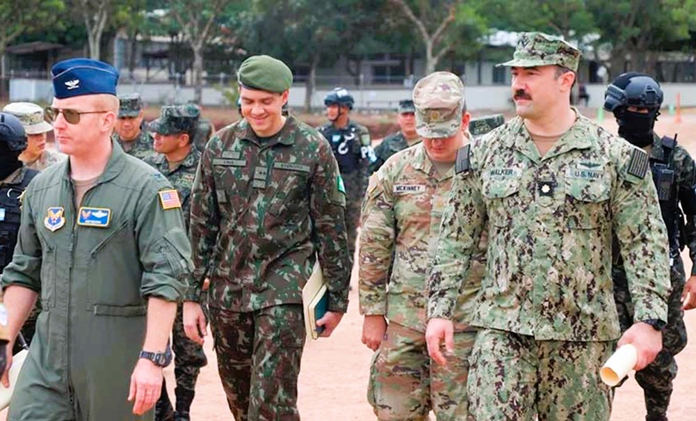 Misión militar extranjera examina centro logístico electoral