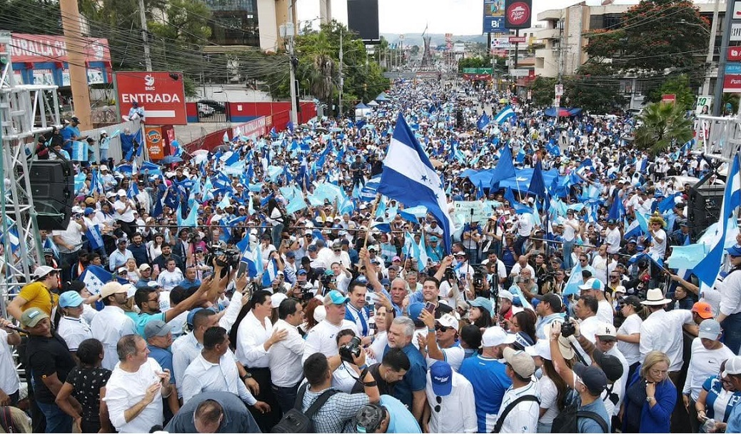 Masiva movilización en Tegucigalpa: Nacionalistas defienden democracia y libertad