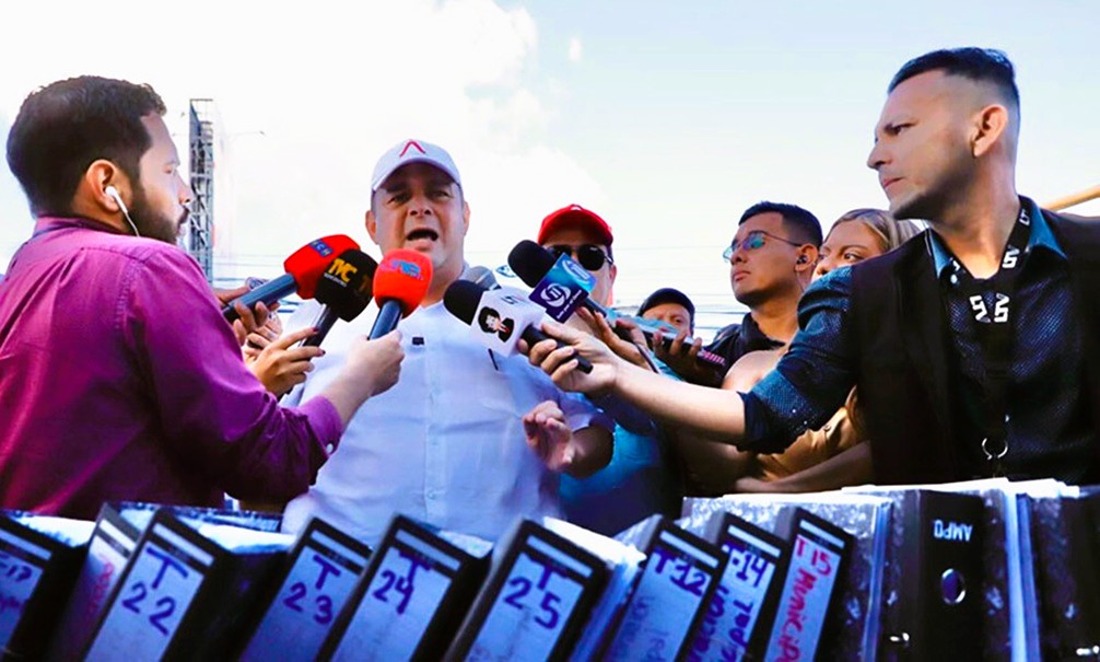 Aldana resiste presión electoral con vigilia ciudadana