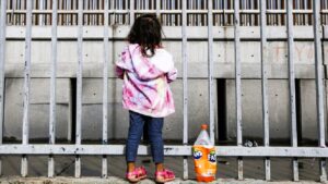 Denuncian que niños migrantes de tres años acuden solos ante jueces en Arizona