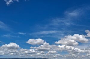 Domingo cálido con leve giro hacia descenso térmico