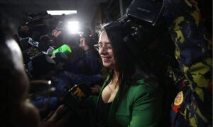 Arresto domiciliario y suspensión de cargo a Isis Cuéllar