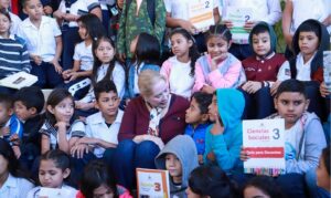 Primera Dama lleva textos a Mosquitia