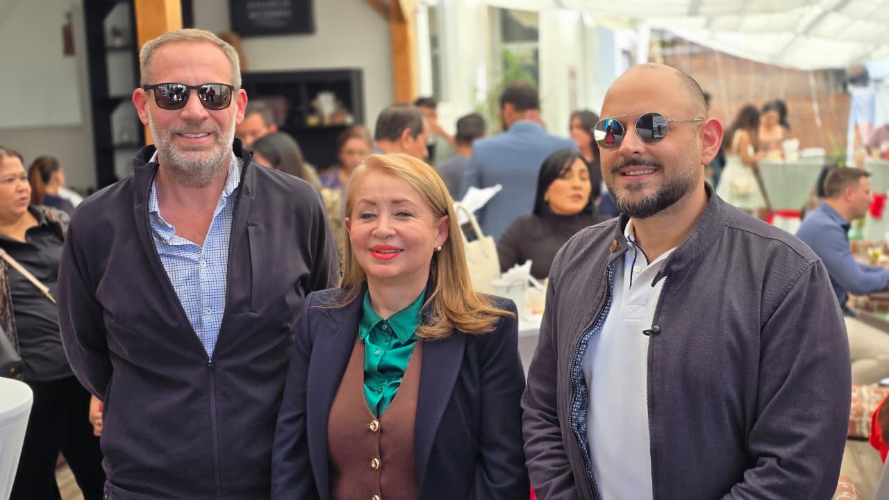 Ron McNab, alcalde de Roatán; Yvette Beoutis, embajadora de Perú en Honduras; Andrés Ehrler, ministro de Turismo de Honduras.