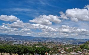 Clima seco dominará el día con lluvias leves en zonas altas
