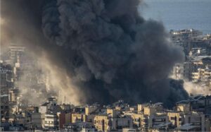 Israel sigue atacando de forma simultánea Teherán y Beirut