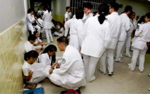 Médicos residentes realizan asambleas por retrasos en sus pagos