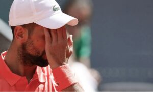 Leyenda del tenis respalda a Djokovic ante ola de críticas