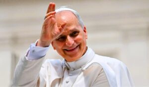 León XIV portará la cruz en su primer viacrucis de Viernes Santo