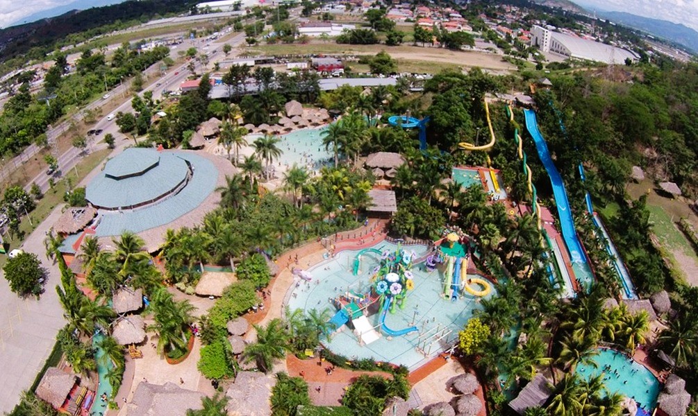 Parques acuáticos convierten Honduras en refugio veraniego