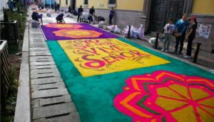 Alfombras de fe iluminan la capital en Viernes Santo 2026
