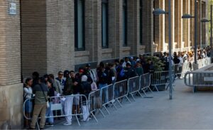 Más de 130.000 personas solicitan su regularización en España