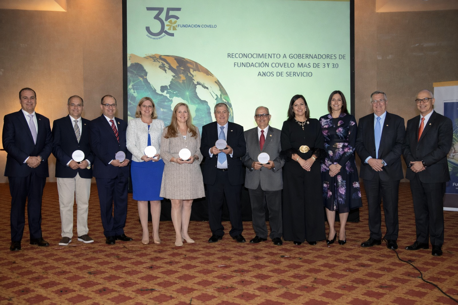 Reconocimiento a gobernadores de más de 30 años de servicio a la Fundación Covelo: Leonel Bendeck, María Eugenia Covelo, Jaqueline Foglia, Gustavo Alfaro y Abraham Bennaton, por parte del equipo ejecutivo.