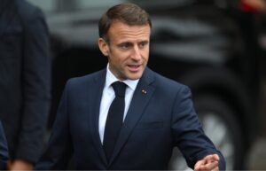 Macron sigue la broma de Carlos III ante Trump