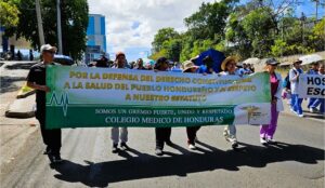 Médicos vuelven a calles: tensión por crisis sanitaria