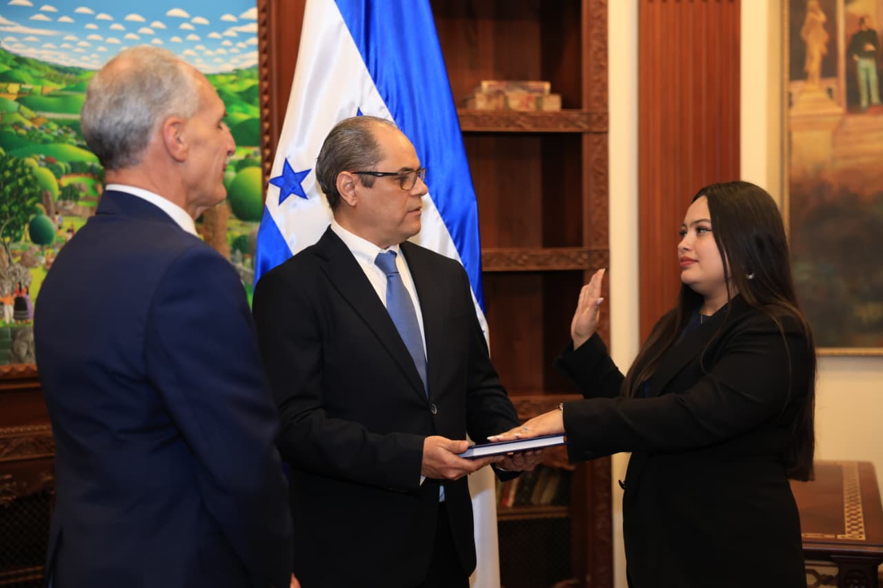 Asfura juramenta equipo clave para acelerar respuesta estatal