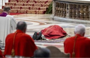 León XIV reza tendido en el suelo por la Pasión de Cristo