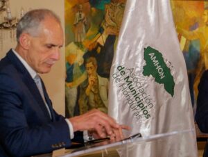 Presidente Asfura anuncia alza en transferencias municipales