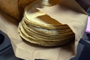 Alza golpea tortillas y dispara su precio