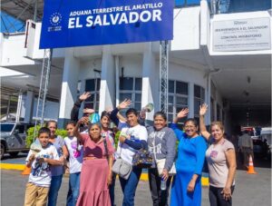 Hondureños impulsan auge turístico en El Salvador