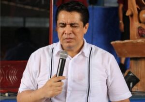 Pastor Santos cuestiona respaldo presidencial a tiktoker