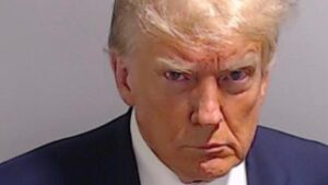 Trump amenaza eliminar buques iraníes que violen bloqueo en Ormuz