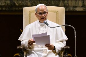 El papa pide mayor educación ante la desinformación en redes
