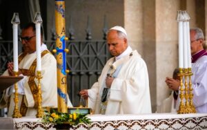 León XIV celebra su primer año de pontificado suplicando por la paz