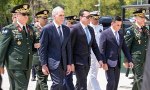 Zambrano eleva presión política por ascensos militares