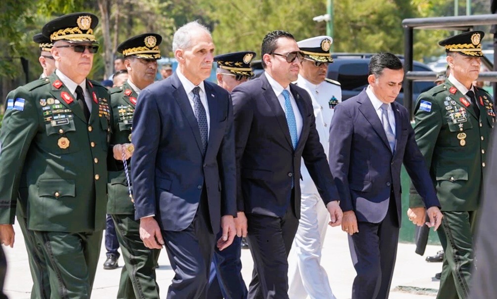Zambrano eleva presión política por ascensos militares