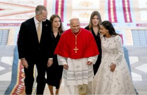 La familia real española recibe al papa en el Palacio Real