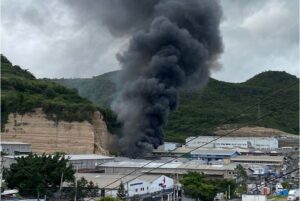 Derrumbe desata incendio en bodega del Anillo Periférico