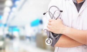 Médicos mantienen asambleas por salarios pendientes