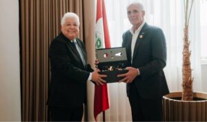 Asfura llega a Lima para investidura de Keiko Fujimori