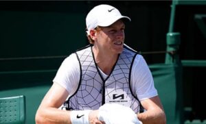 Sinner enfrenta a Djokovic con chaleco refrigerante por calor extremo