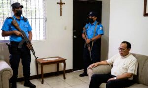 Nicaragua: Policía mantiene vigilado a obispo tras una misa